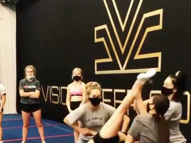 Absolutely love when flyers tumble in & out of stunts 😍 @visioncheercompany