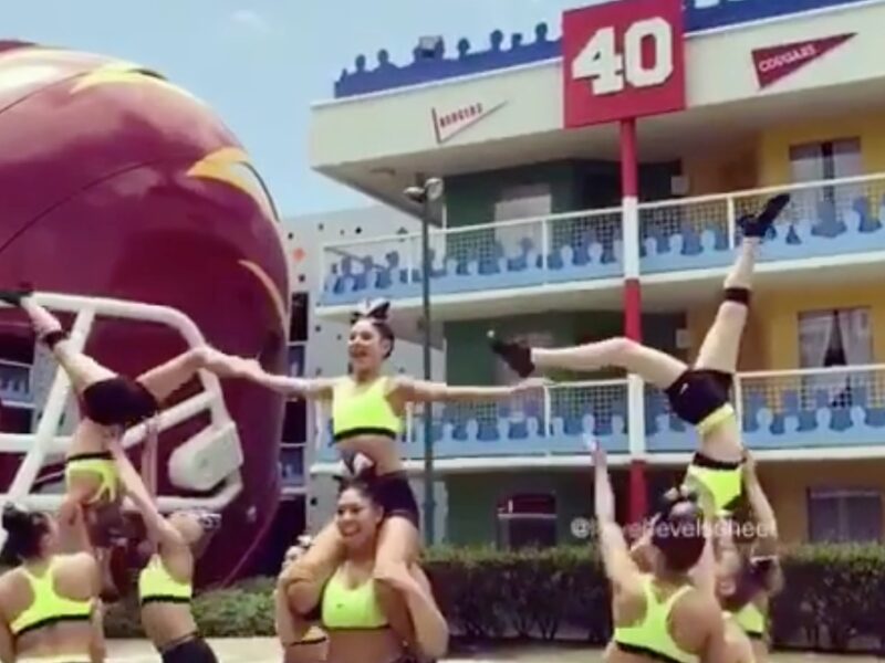 They make it look so easy 💁‍♀️ @celebritycheerunlimited